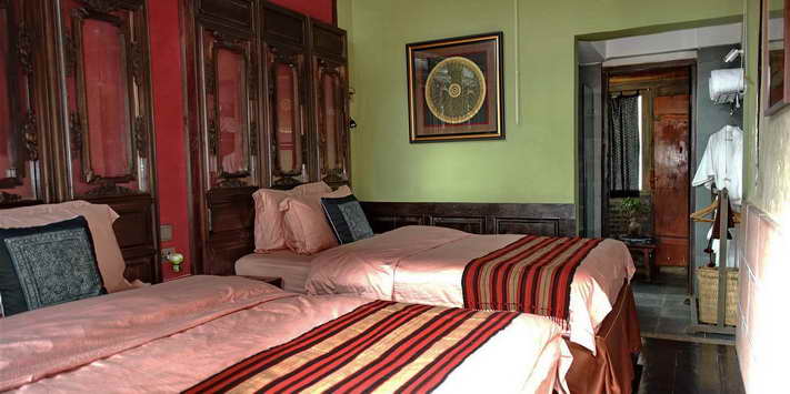 shaxi-hotels-old-theatre-inn-guestroom.